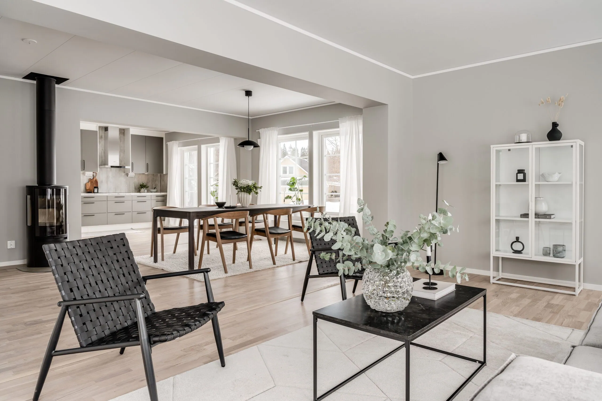 Homestylad lägenhet, öppen planlösning, vardagsrum, kök, kamin