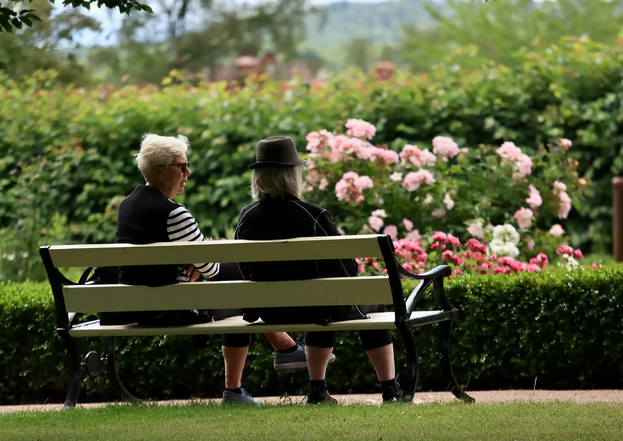 Äldre par på en bänk i park