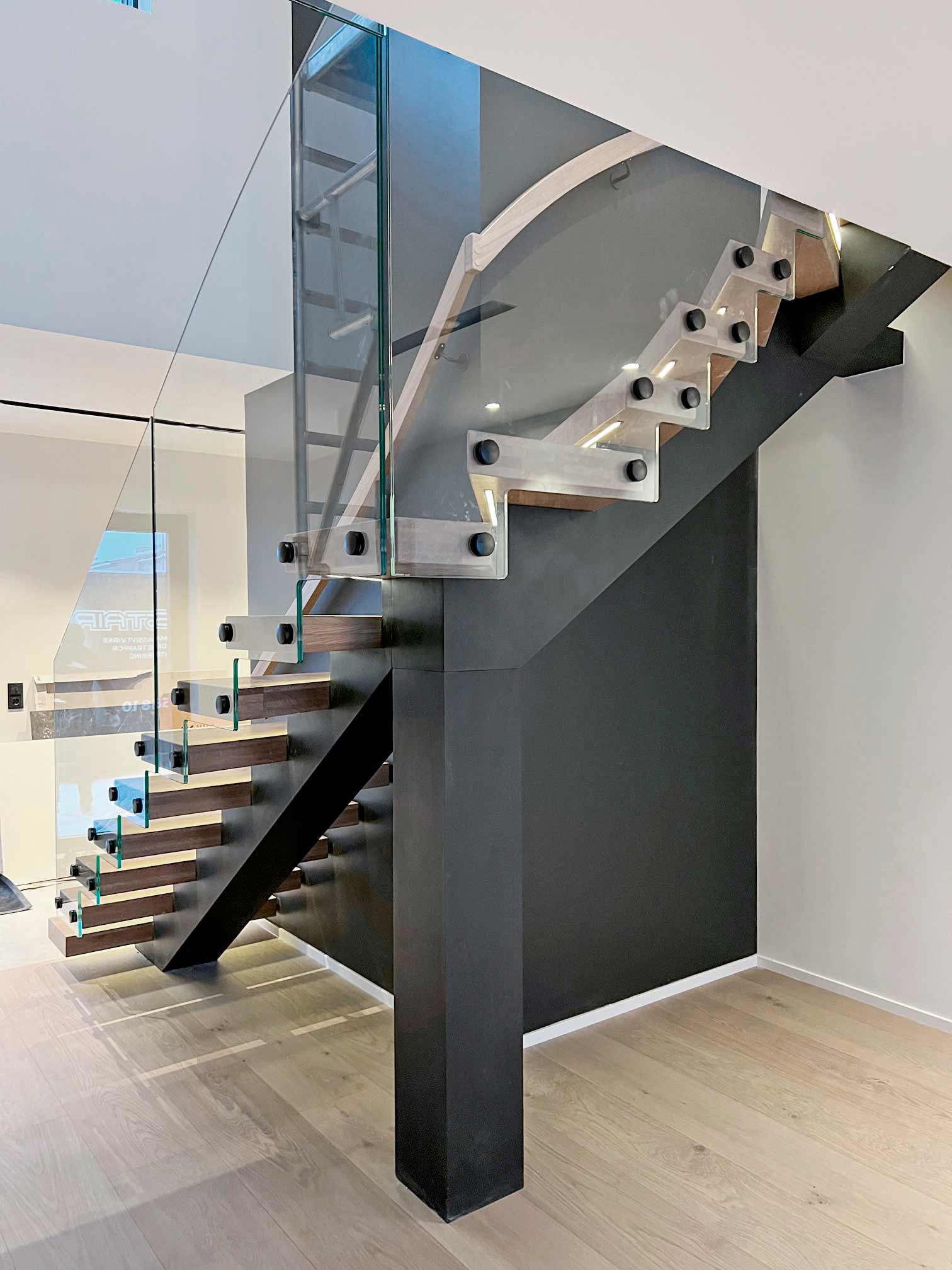 Trappa med glasräcke,