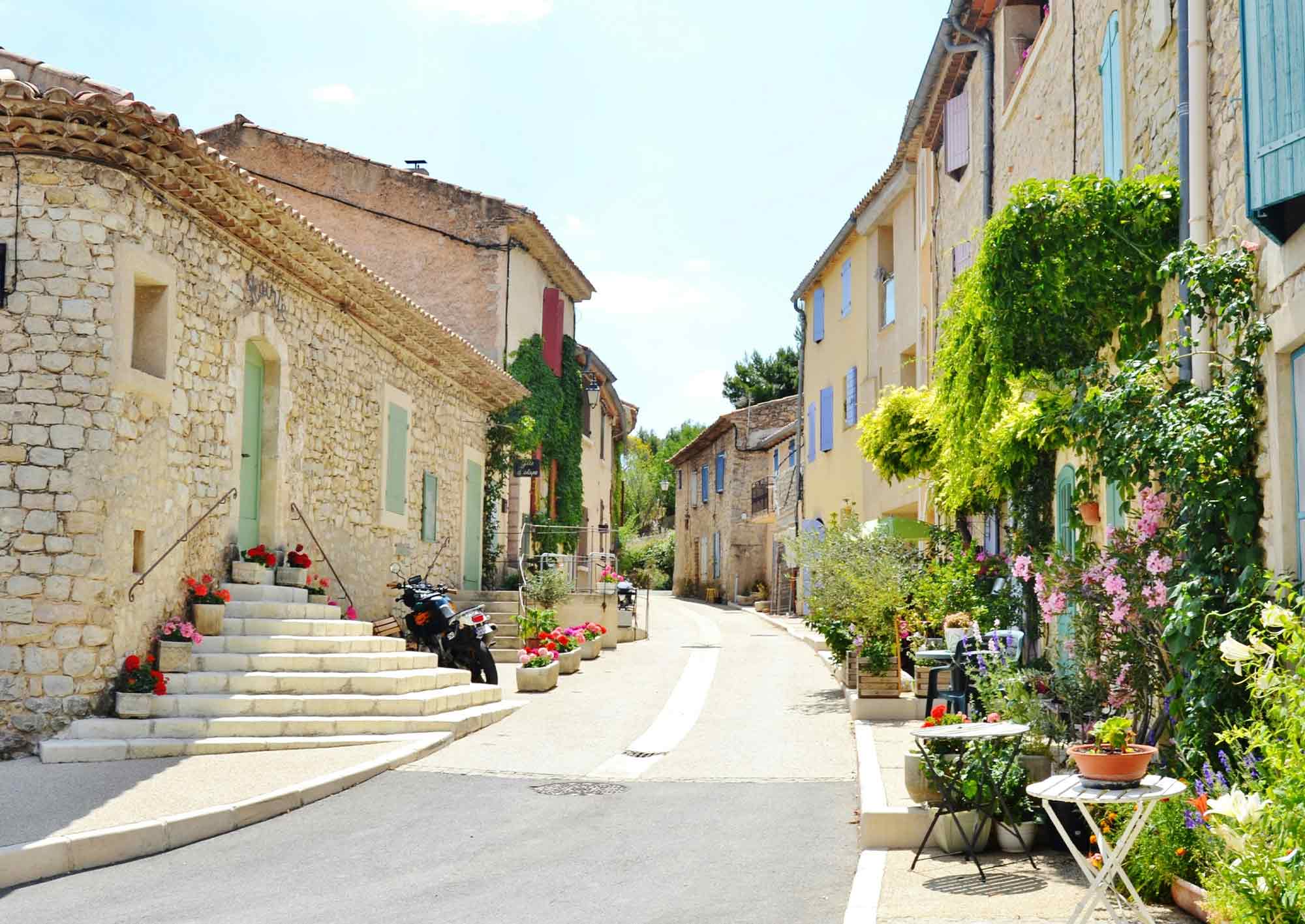 Fransk by med stenhus