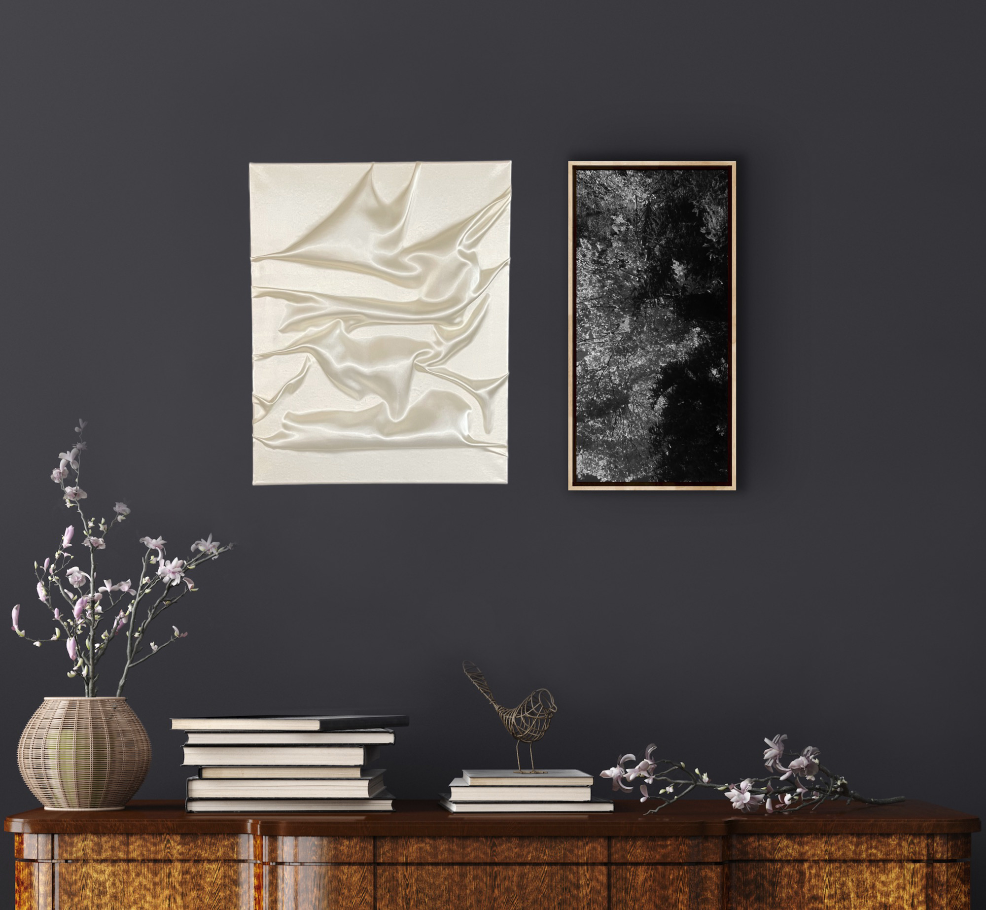 konstverk i sammet på vägg, svart och vit