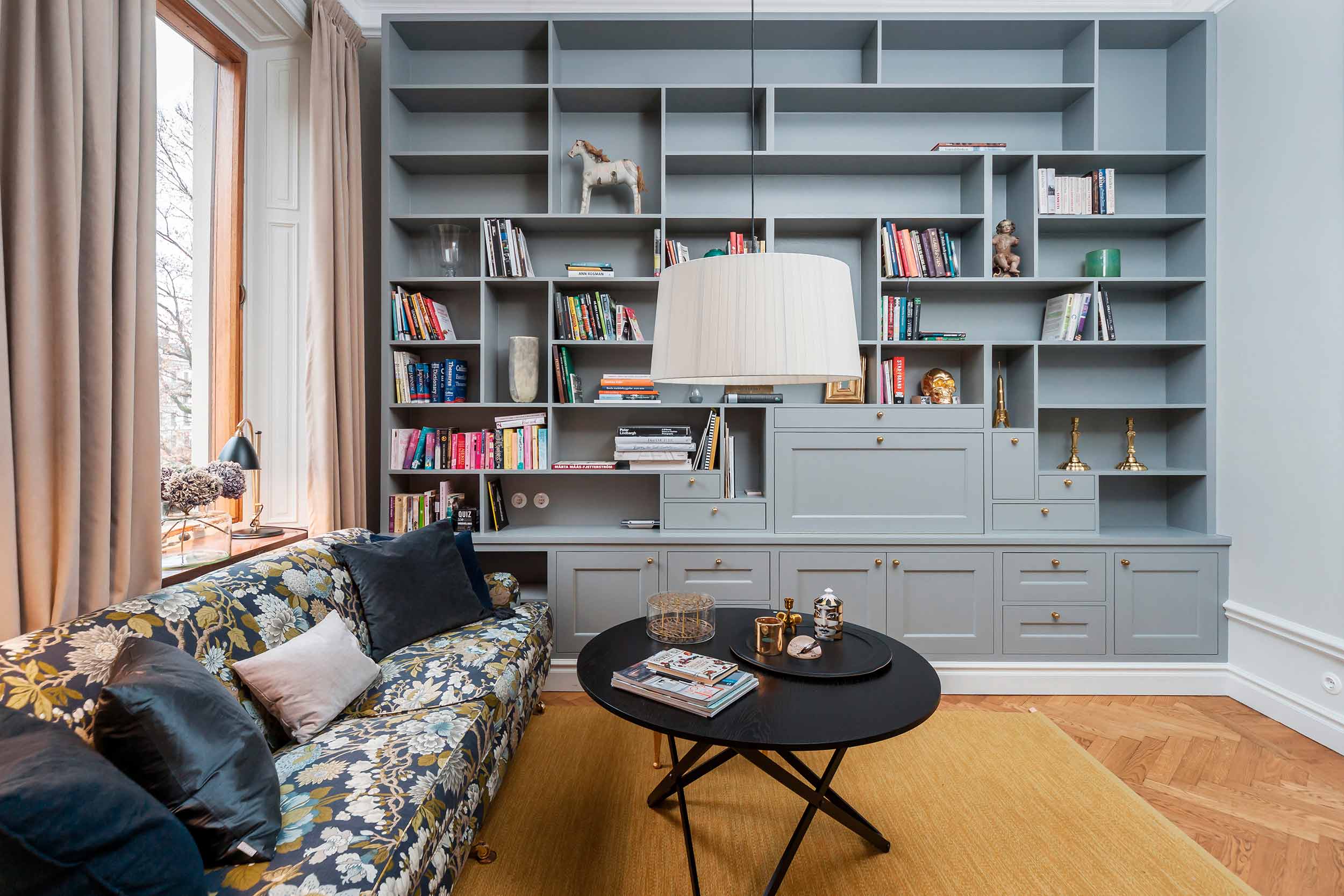 egenbyggd bokhyllevägg