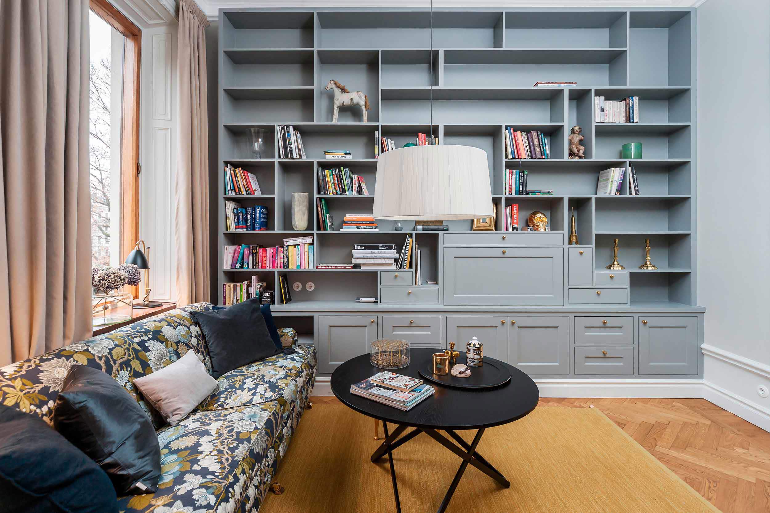 egenbyggd bokhyllevägg