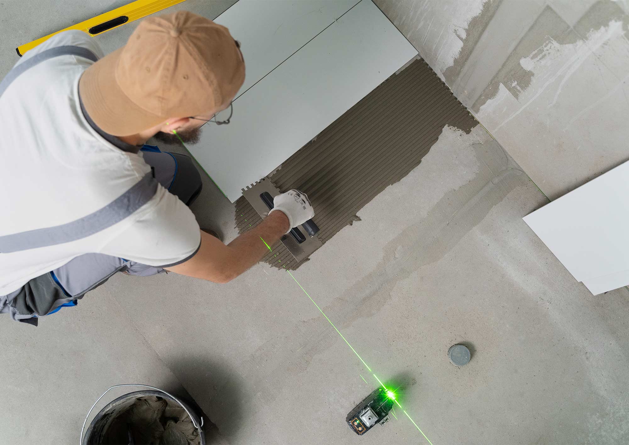 Hantverkare som renoverar badrum