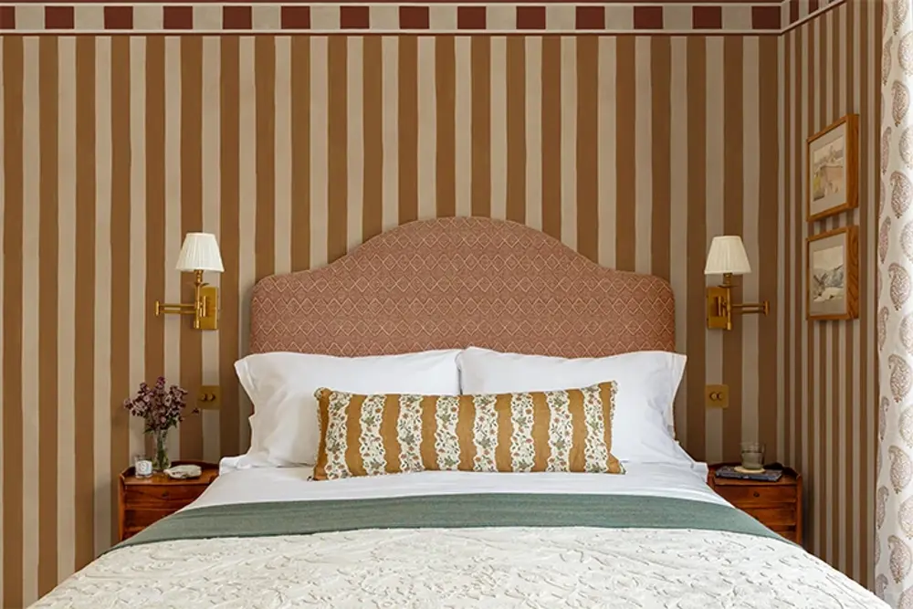 Sovrum med randig vägg