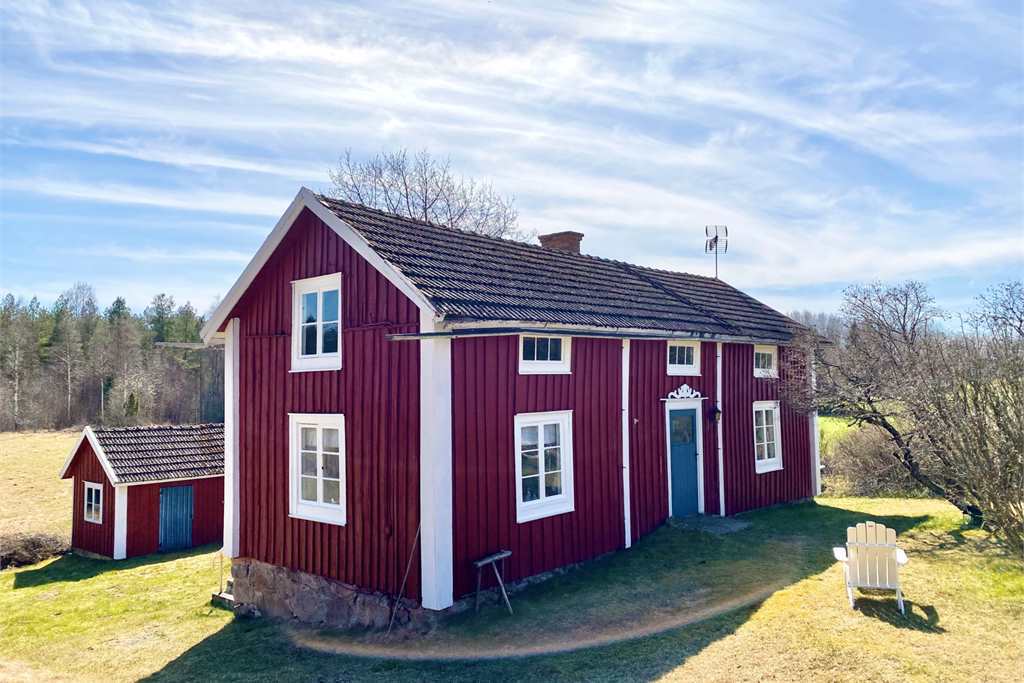 rött hus med vita knutar