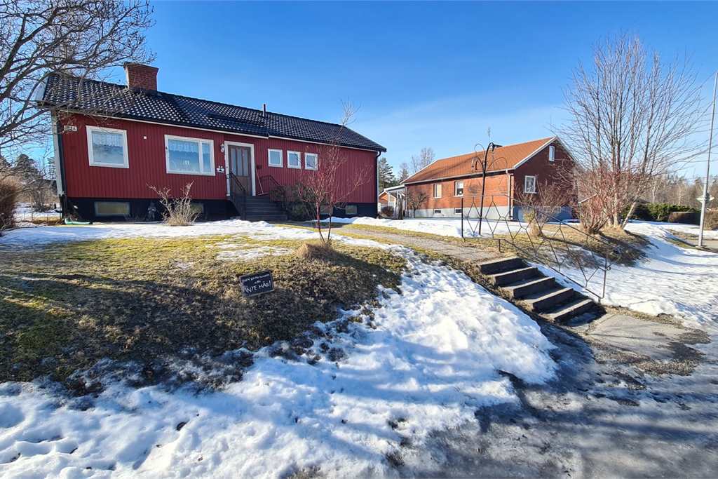 röd villa i trädgård