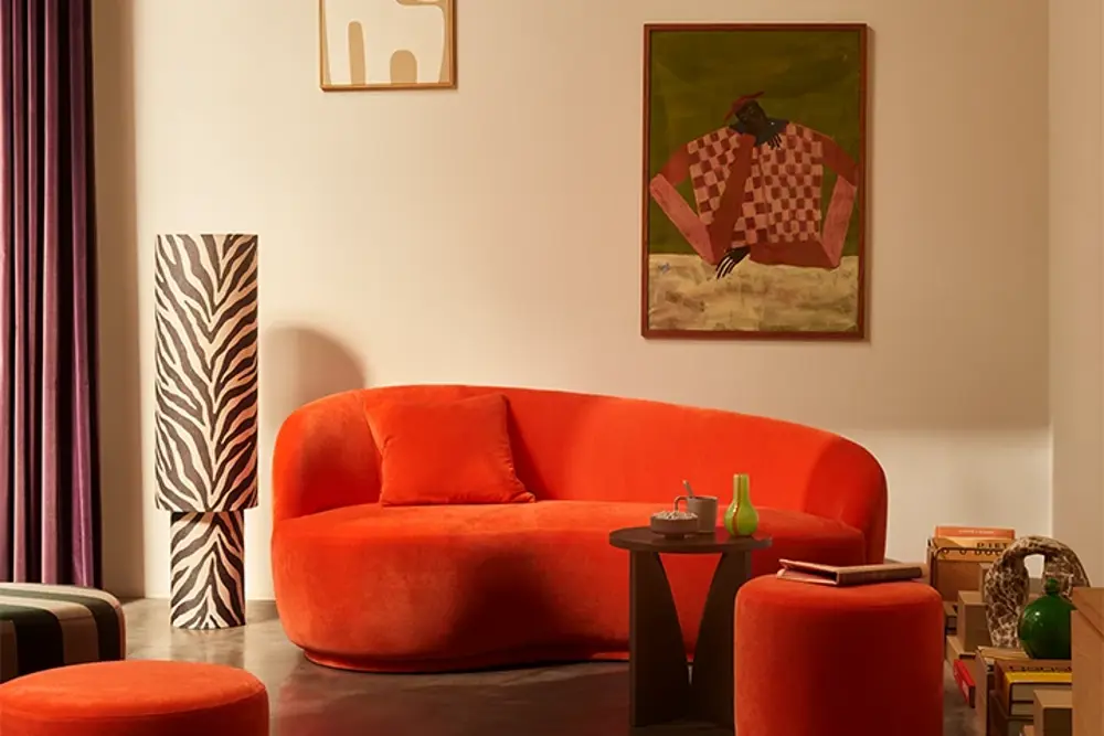 Vardagsrum med färgglad inredning