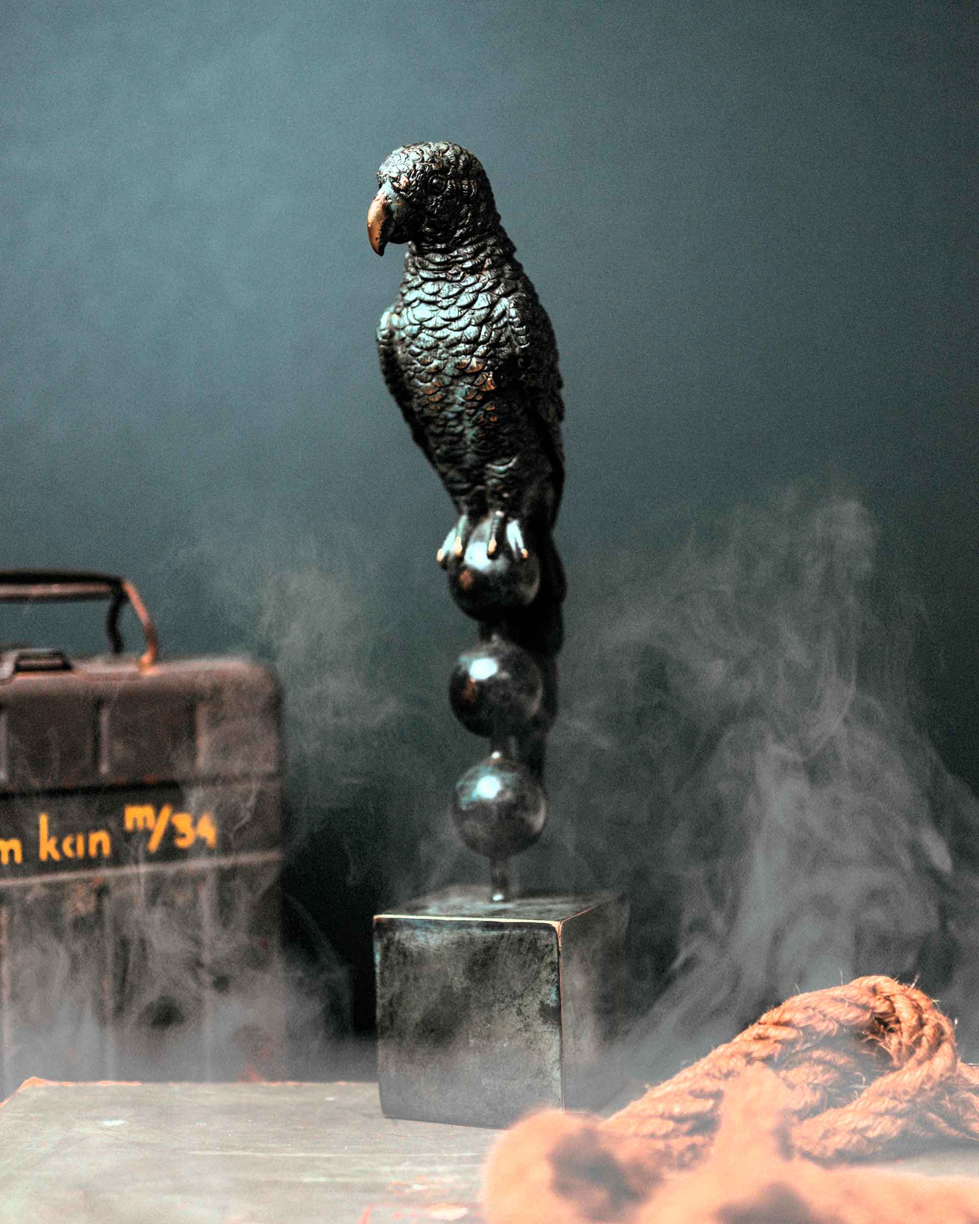 Skulptur fågel i svart