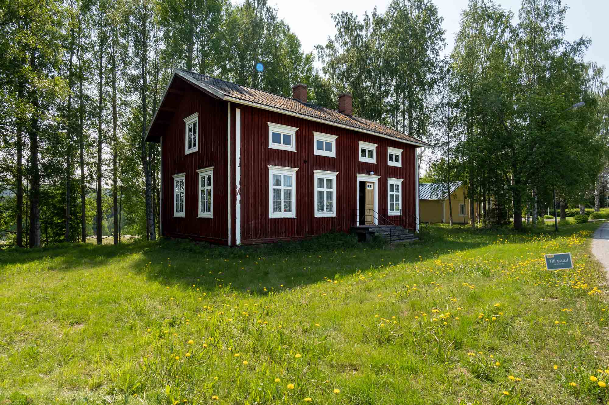 rött ödehus med vita knutar