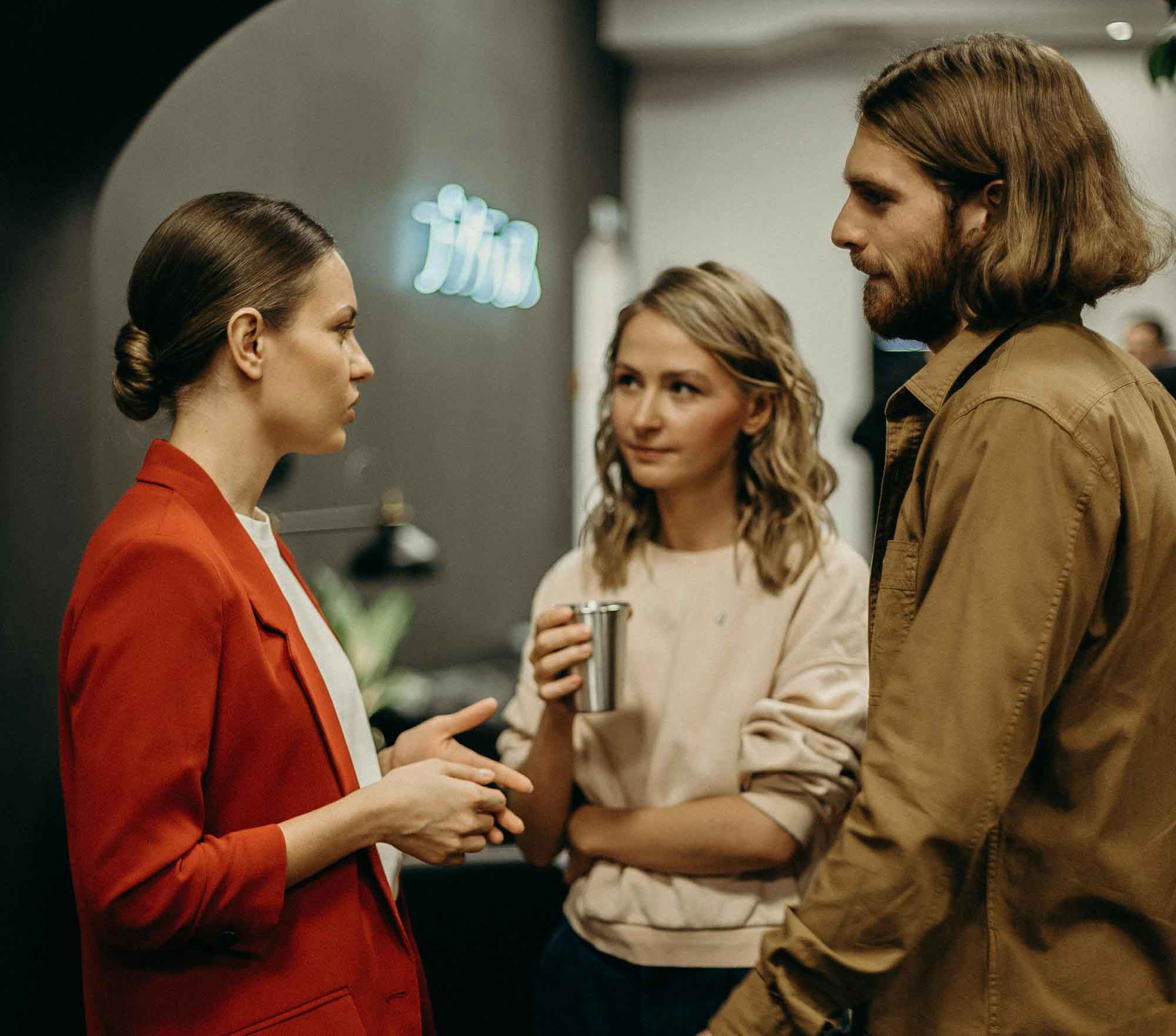 Kvinna som berättar saker för vänner