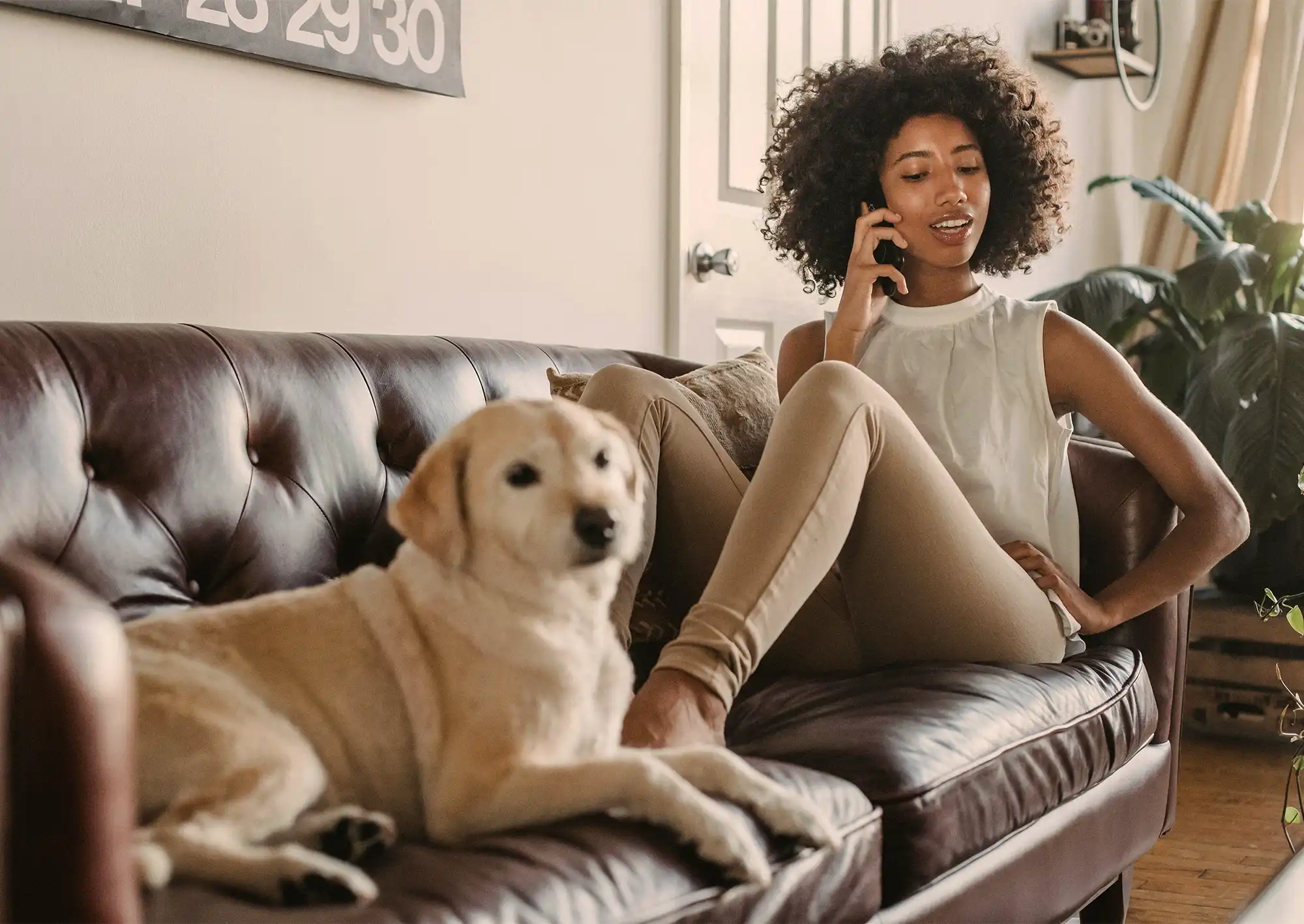 Tjej i soffa som pratar i telefon