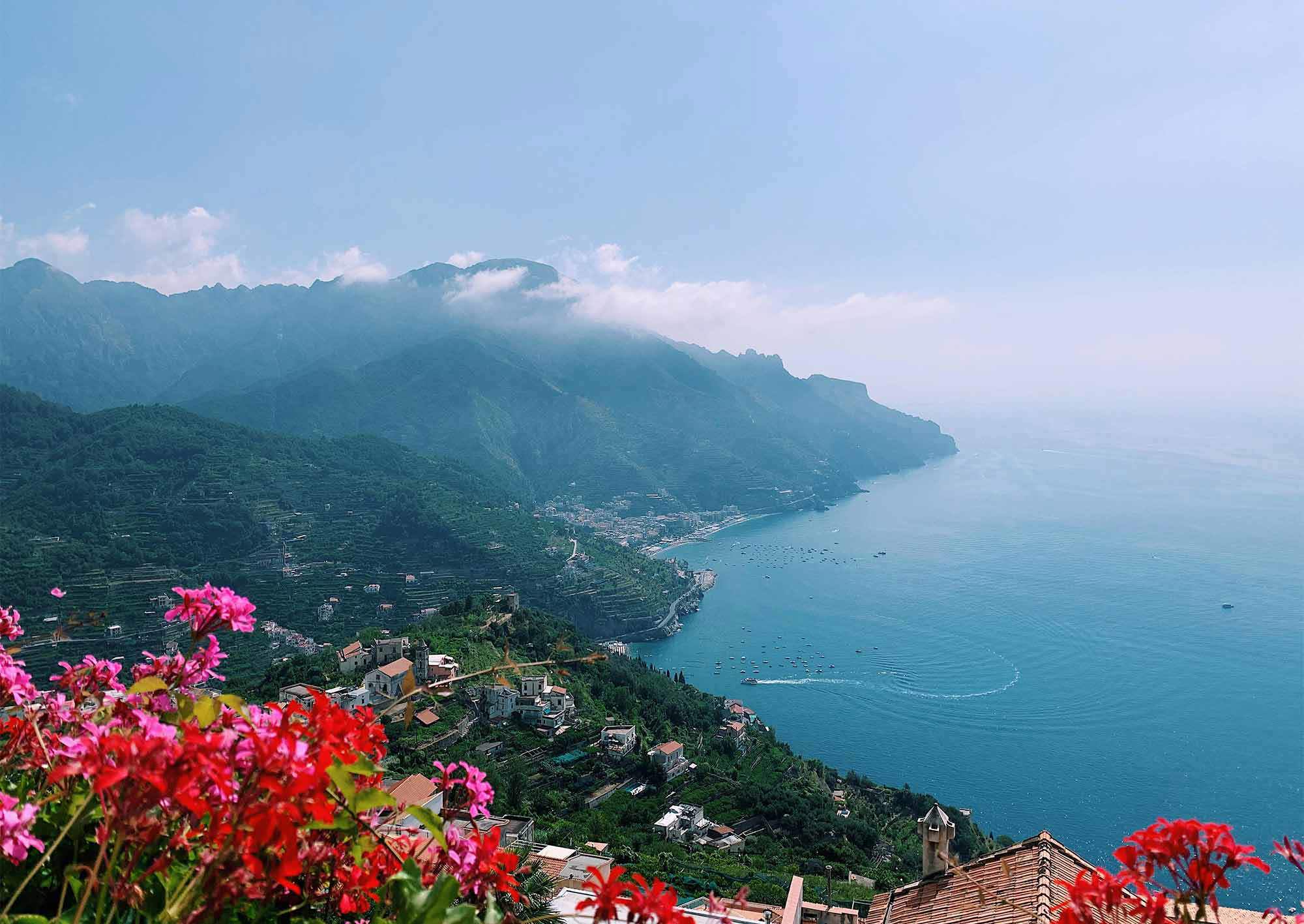 Kuststad i Italien med utsikt över havet