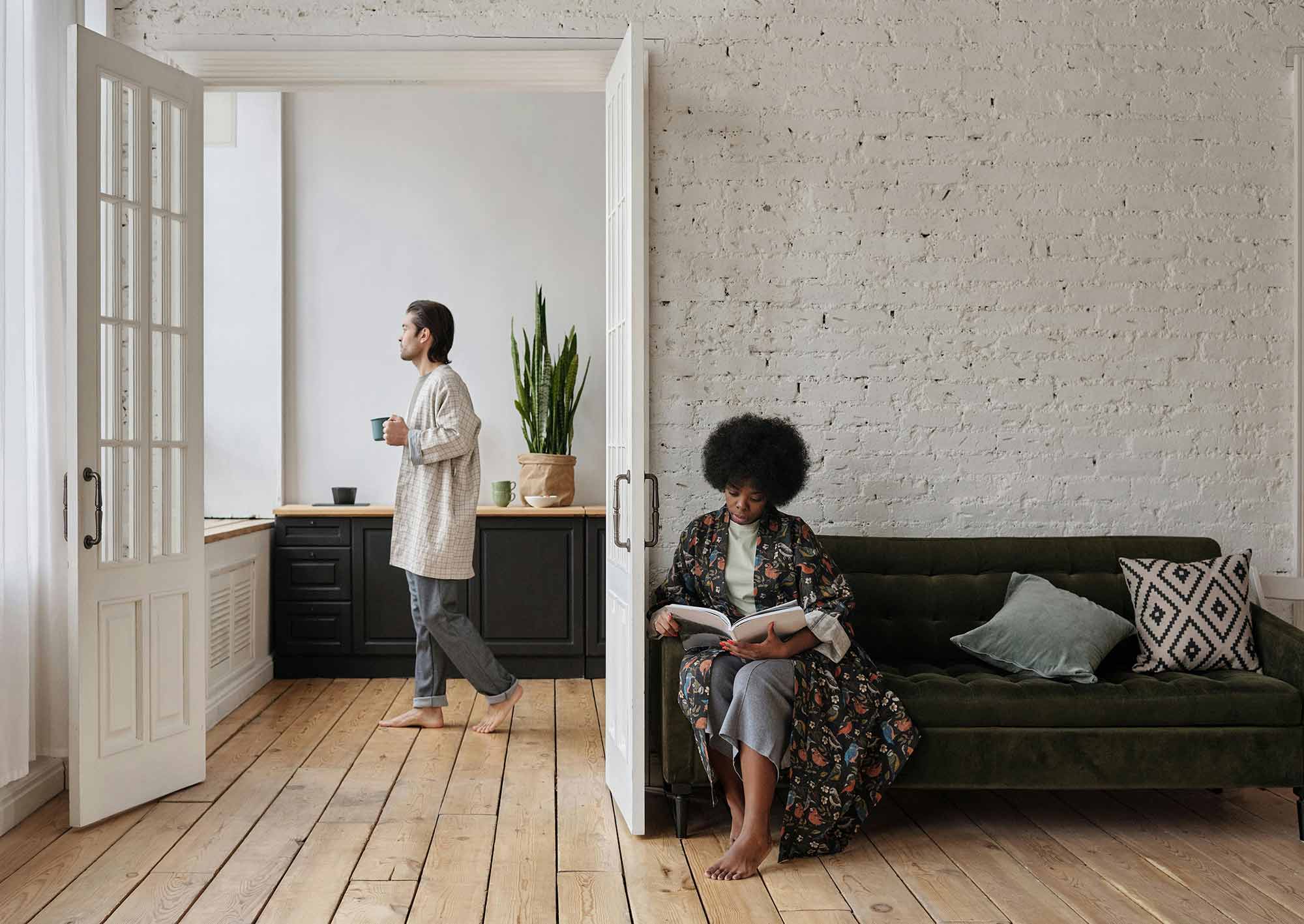 Ett par i en stor lägenhet