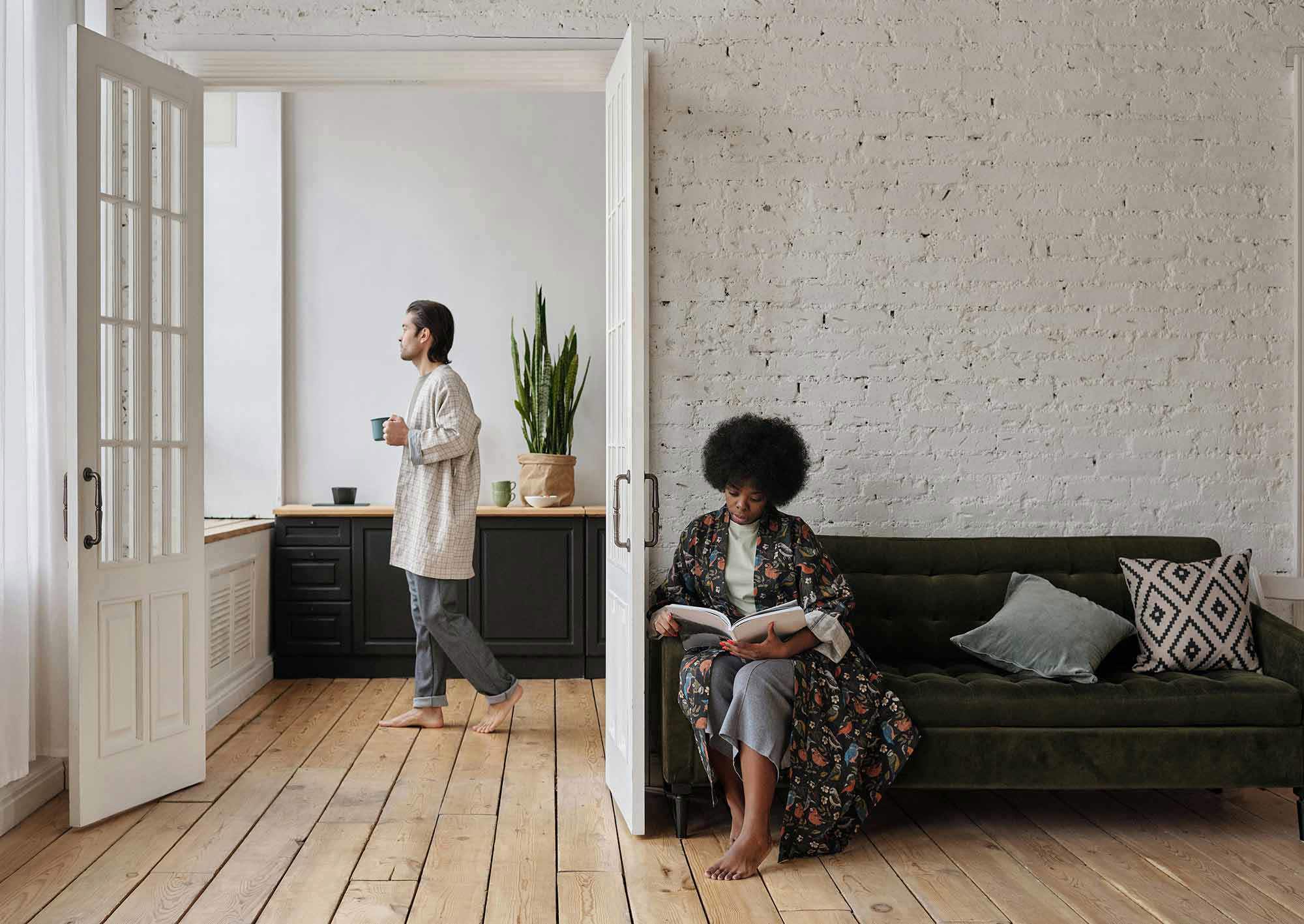 Ett par i en stor lägenhet