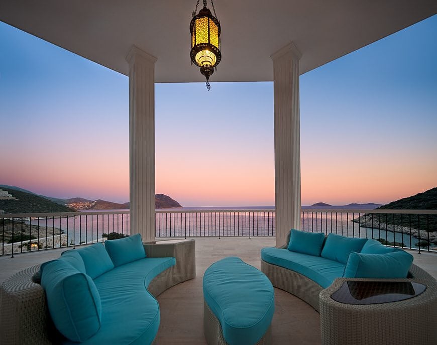 Utsikt över havet två soffor vid havet