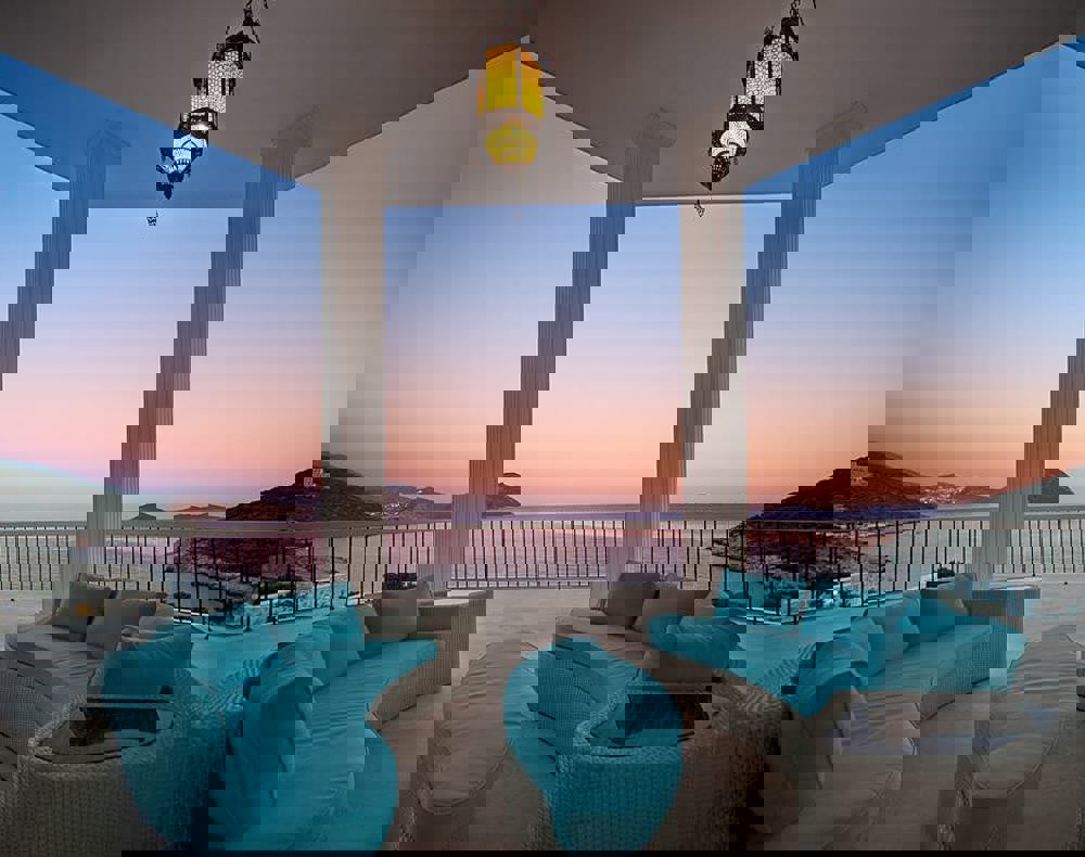 Utsikt över havet två soffor vid havet