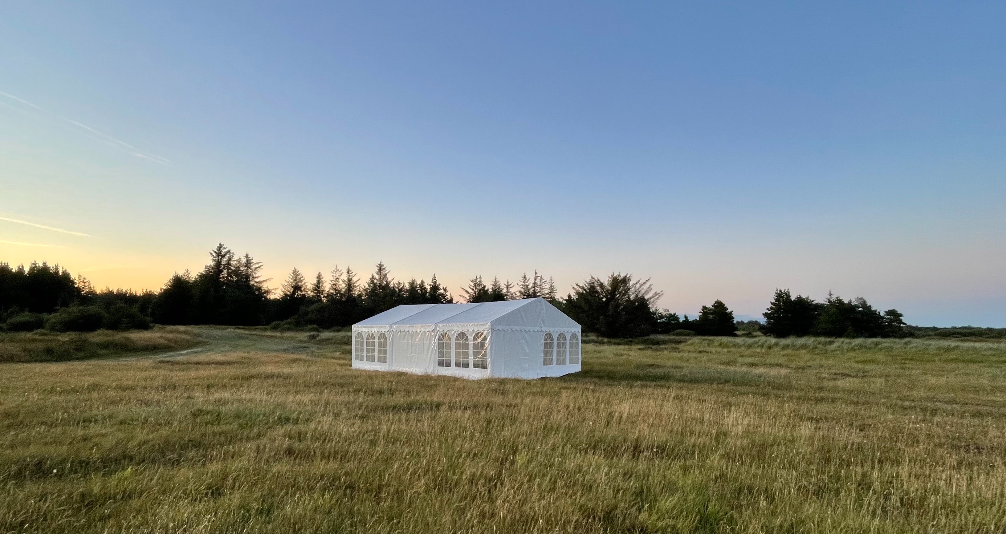 Partytält på en äng