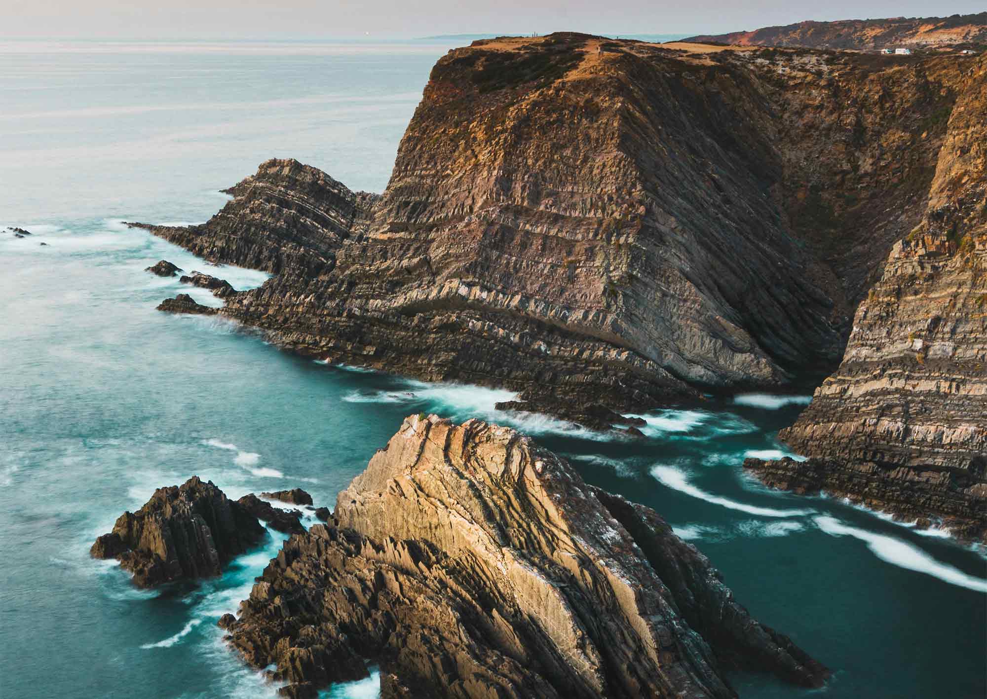 Klippor vid vattnet i Portugal