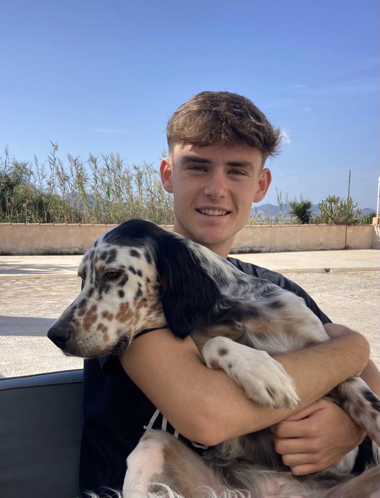 Kerstins son med hund i famnen