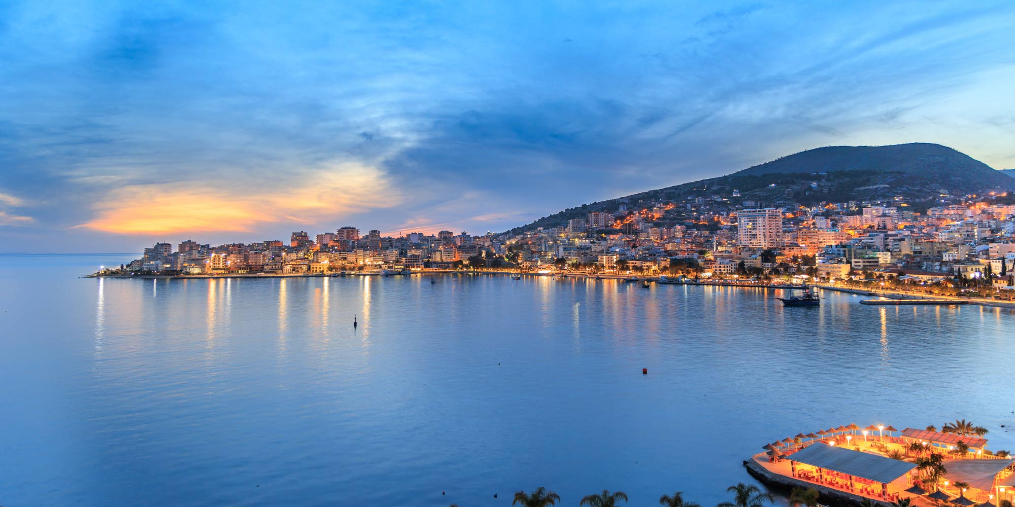 Saranda bukten i Albanien kvällstid