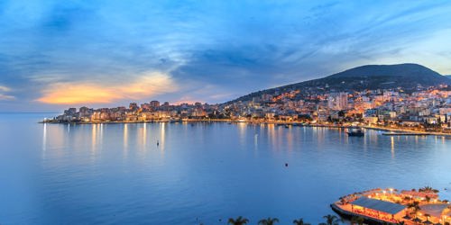 Saranda bukten i Albanien kvällstid