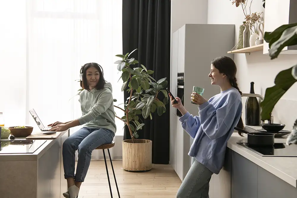 två personer som står i ett kök och pratar