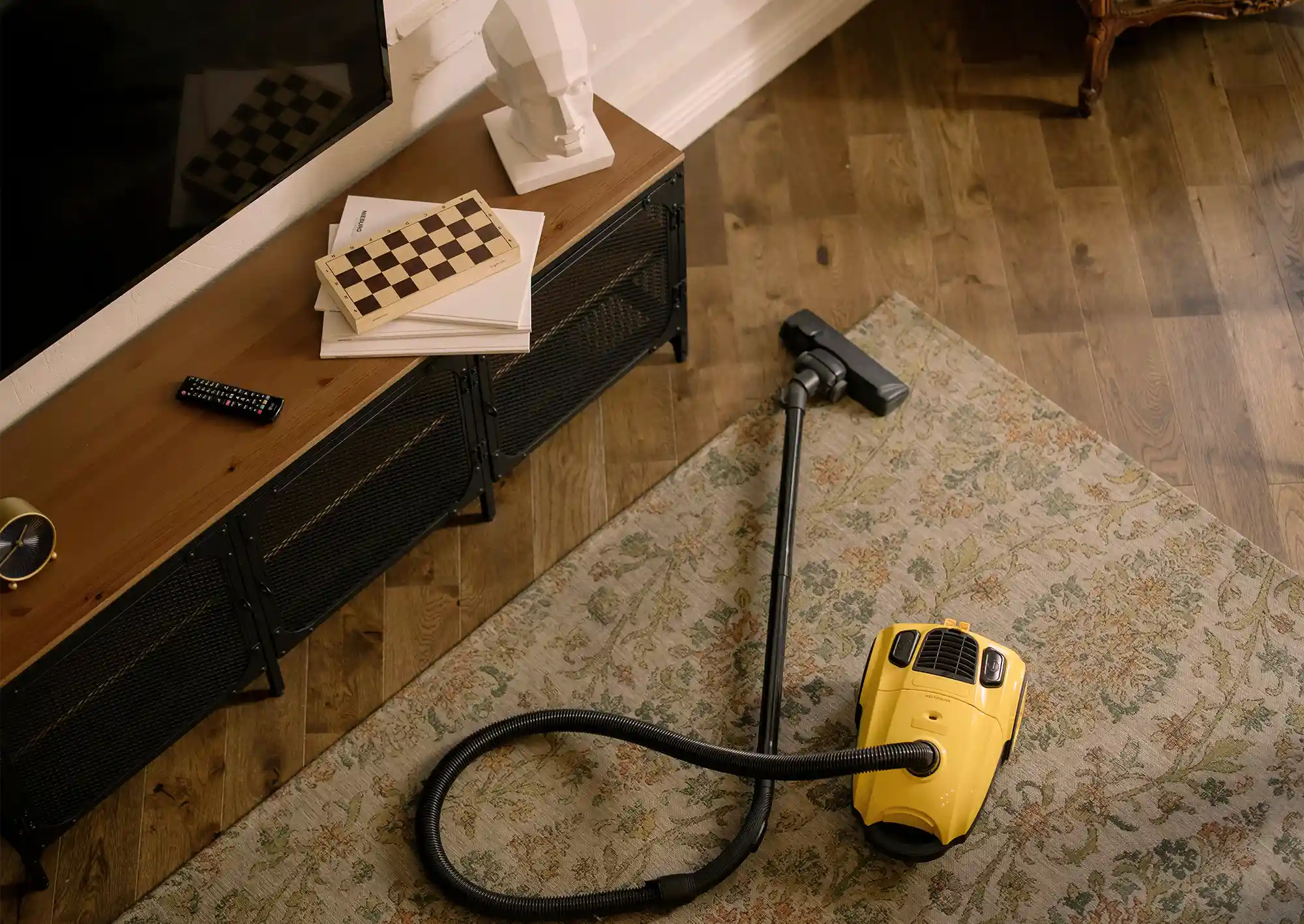 Dammsugare på golvet