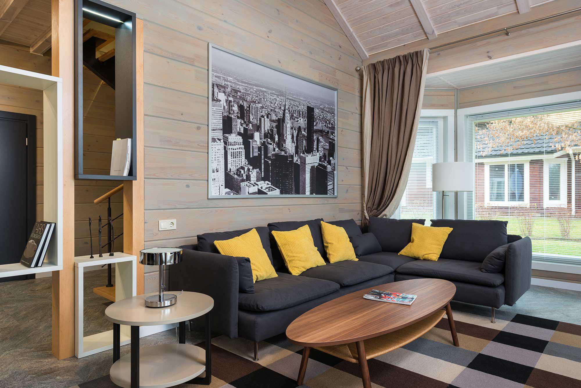 vardagsrum i ett andelsboende, soffa, matta, fönster, soffbord