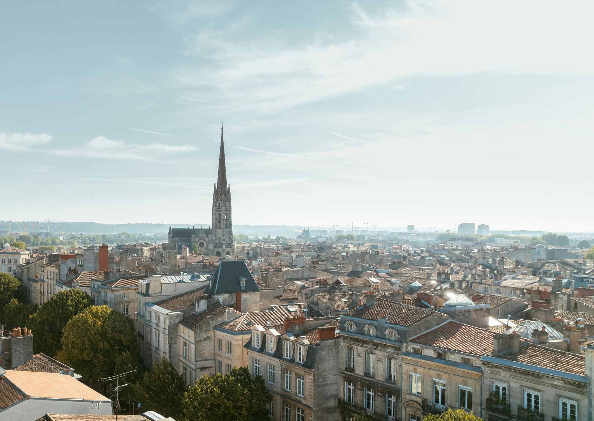 Stad i Frankrike med franska hus och en katedral