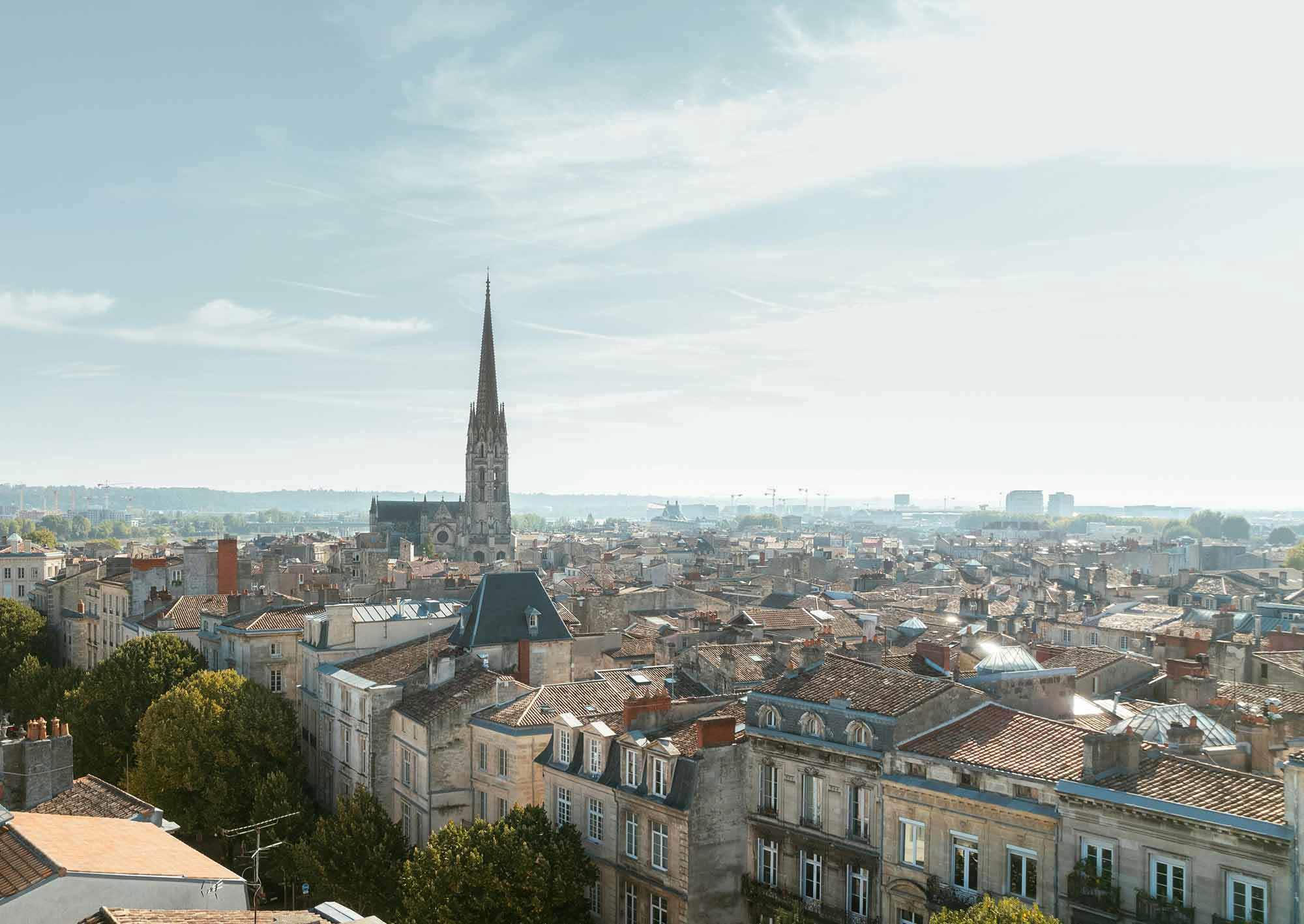 Stad i Frankrike med franska hus och en katedral