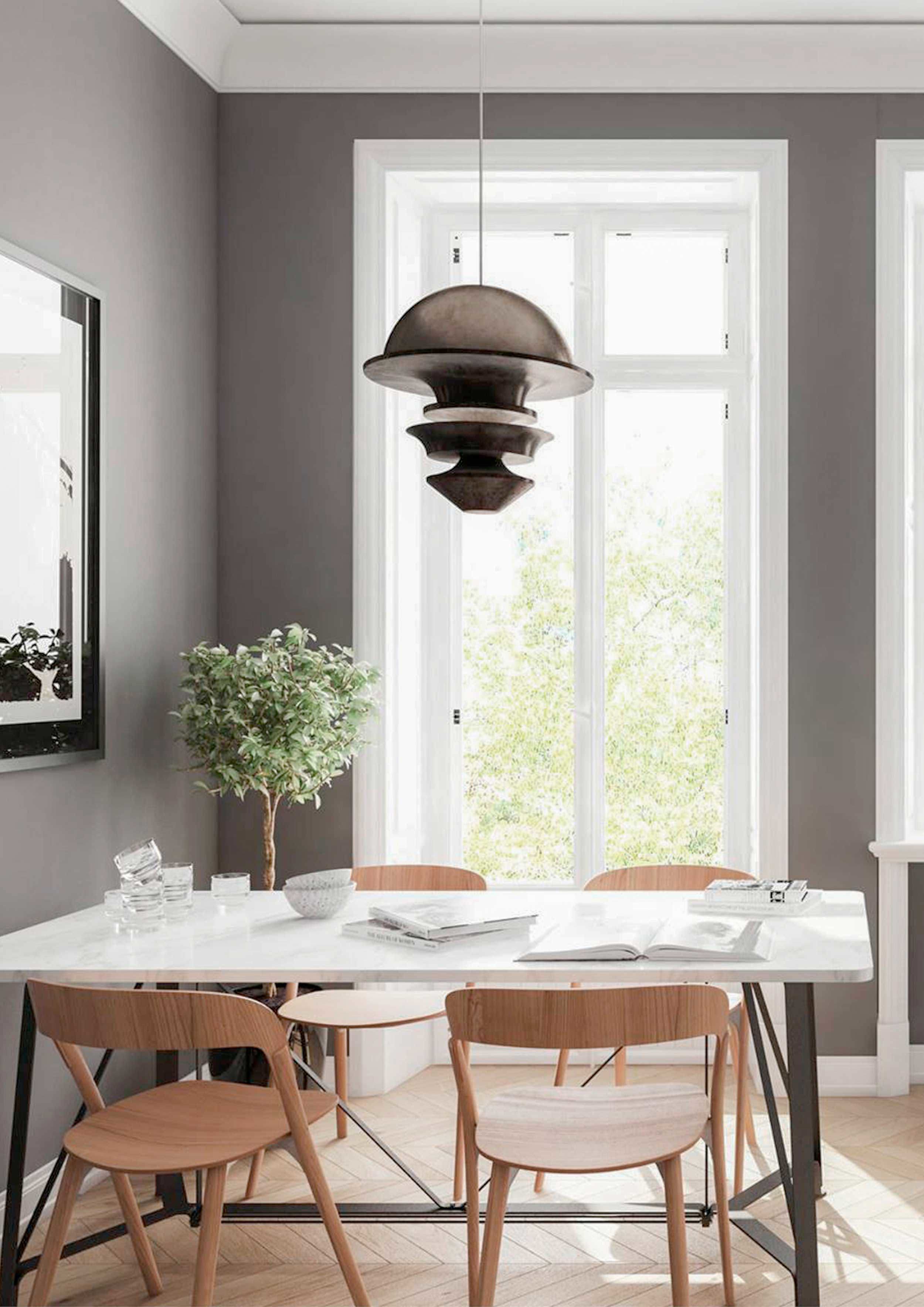 Inredning kök, gråa väggar, bord och stolar