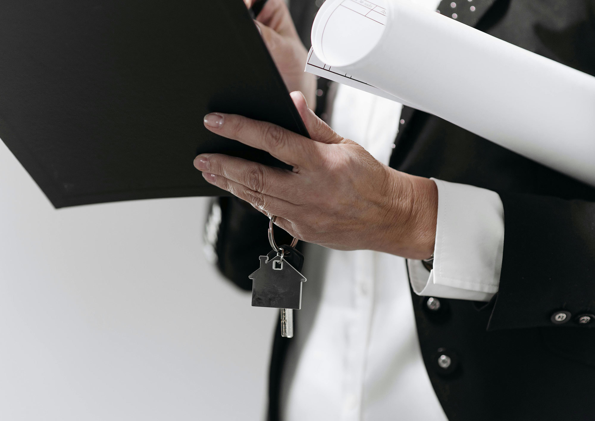 Närbild på mäklare med nyckel