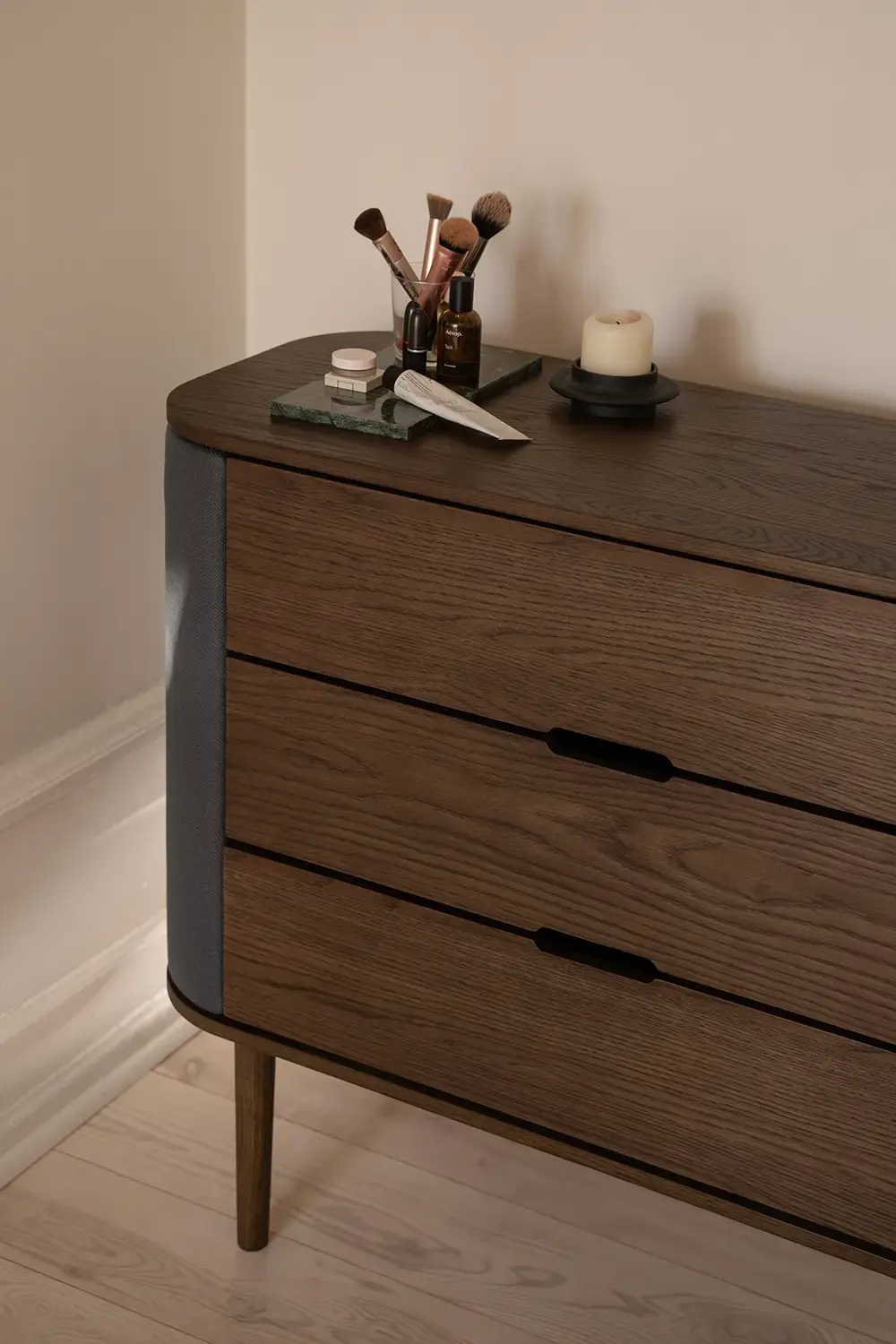 Byrå med detaljer på