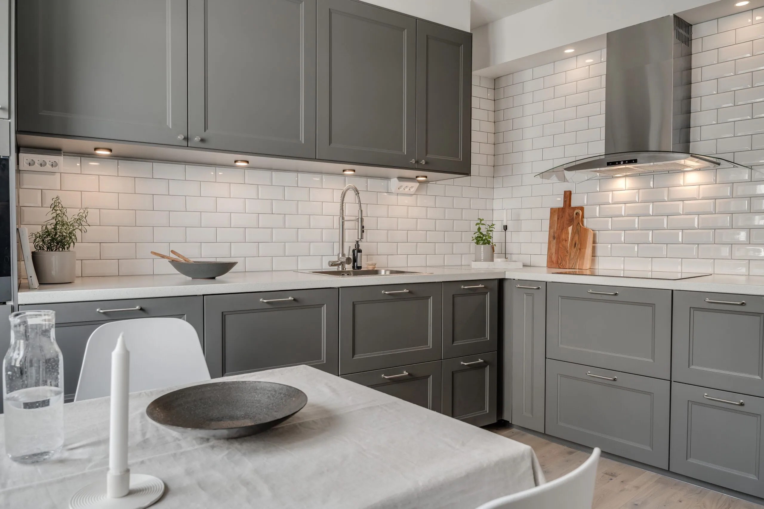 homestylat kök, grå luckor, köksbord