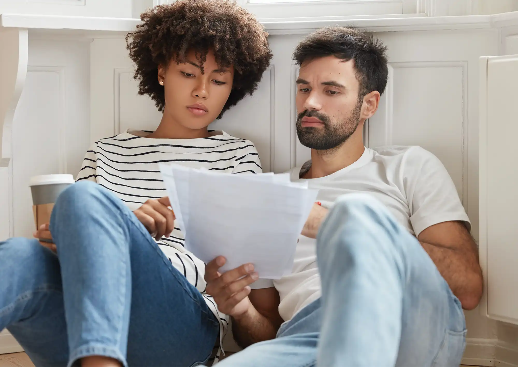 Par som läser ett papper