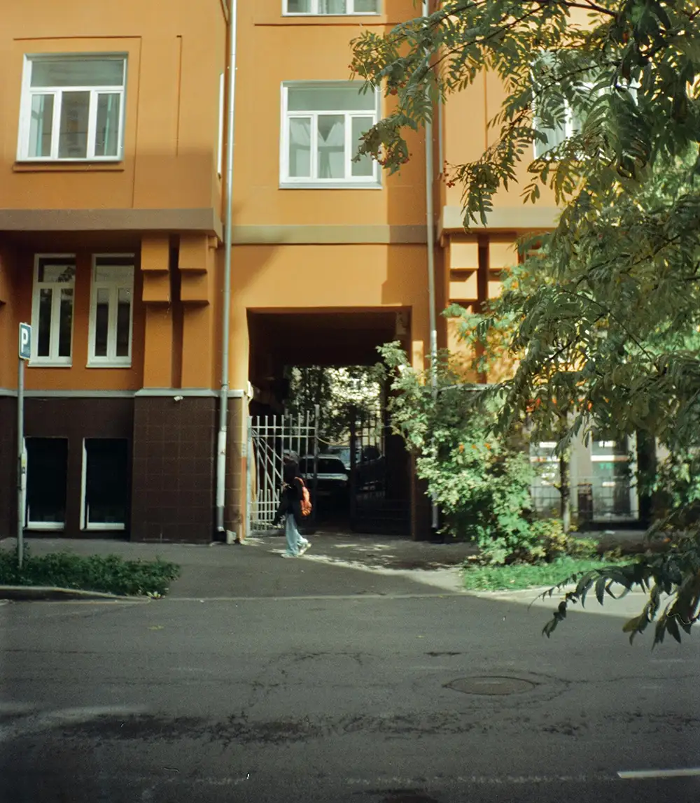 gult flerfamiljshus närbild