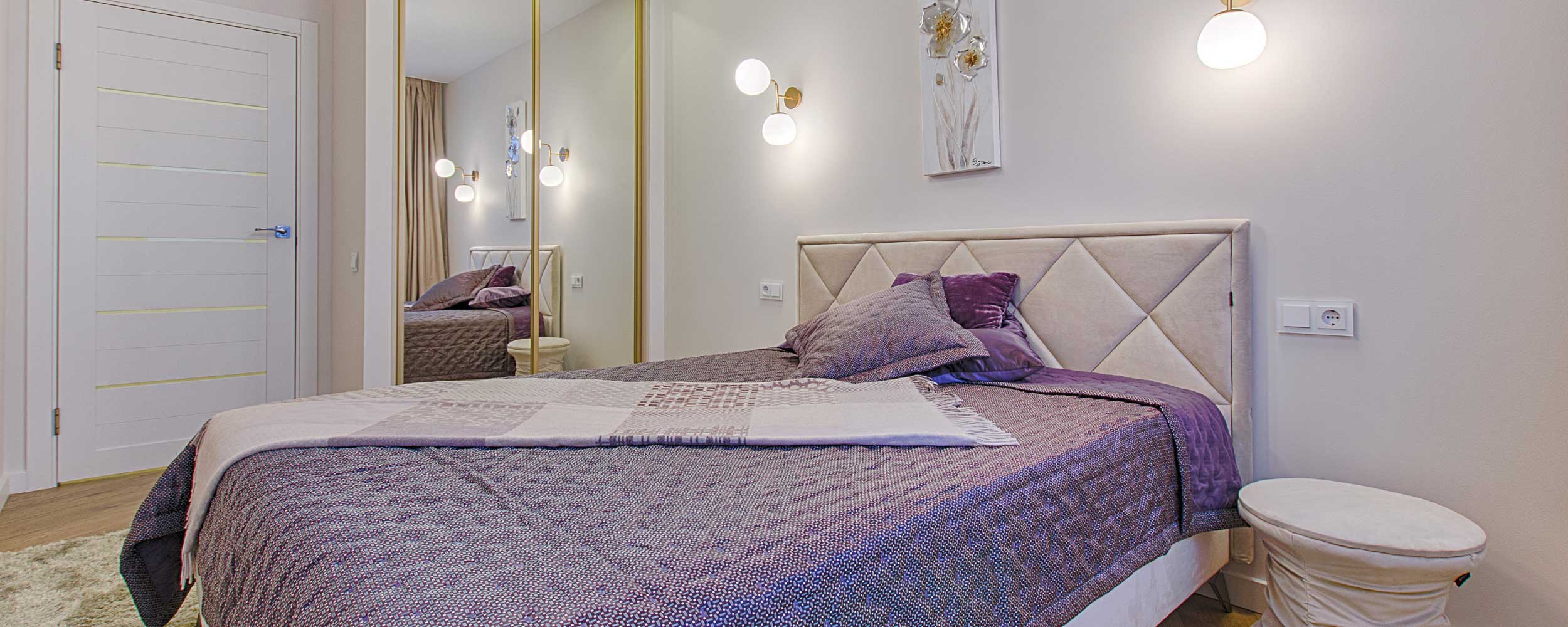 lila överkast i sovrum, säng i sovrum