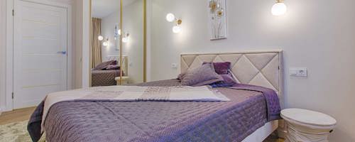 lila överkast i sovrum, säng i sovrum