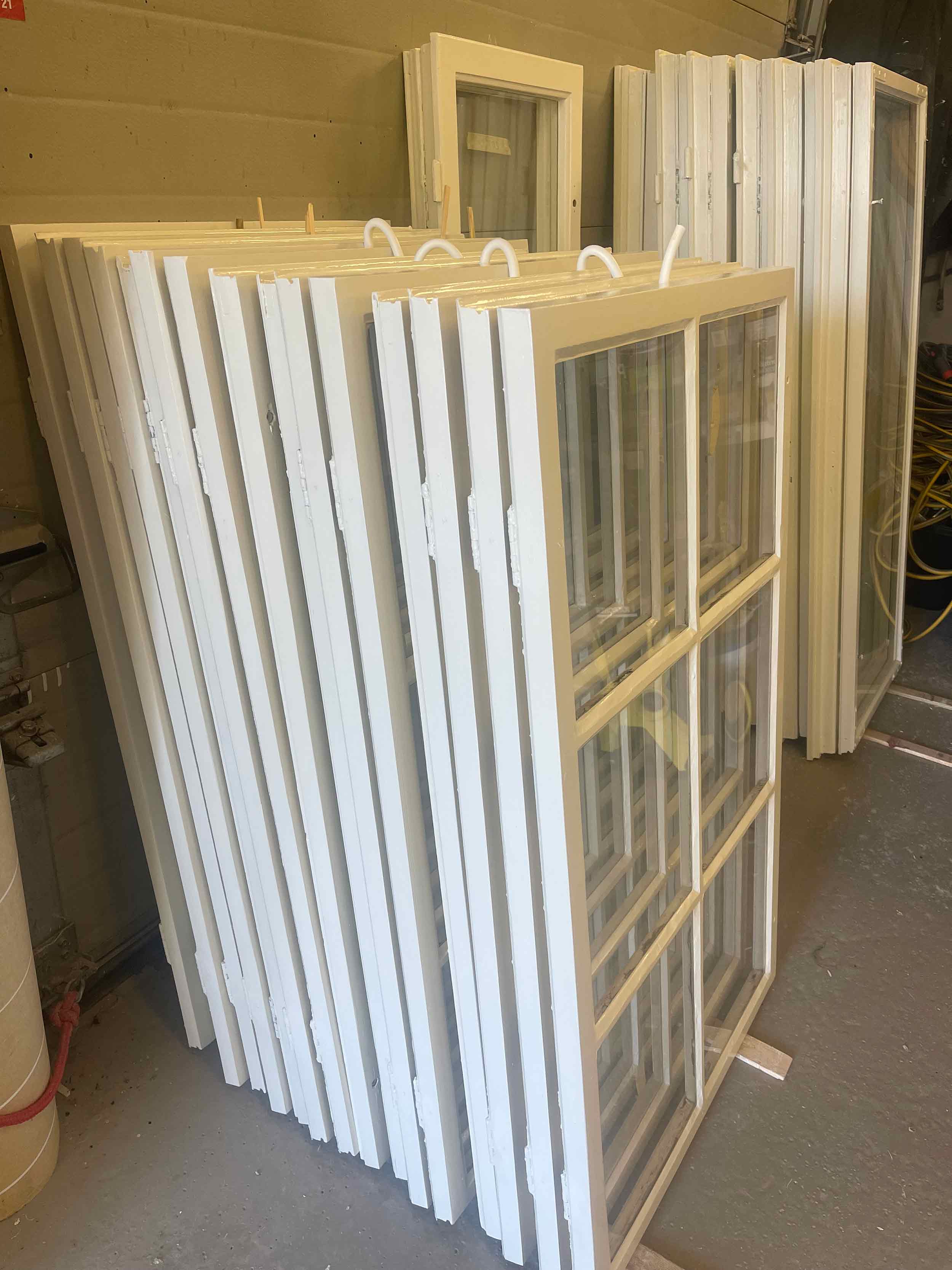 vita färdigrenoverade fönster