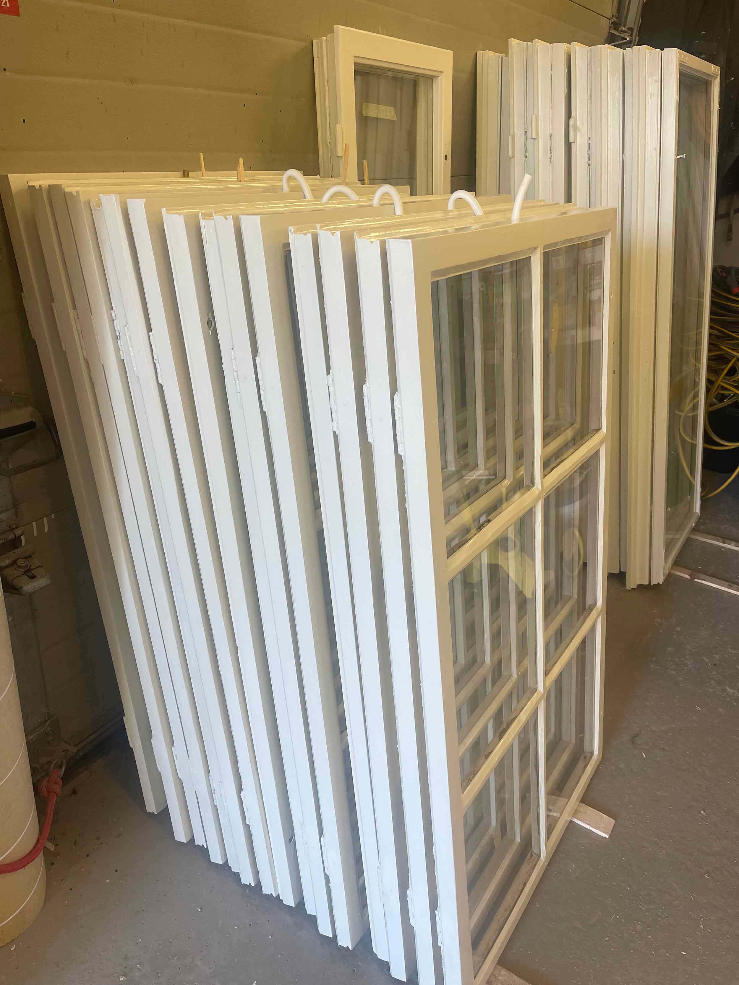 vita färdigrenoverade fönster