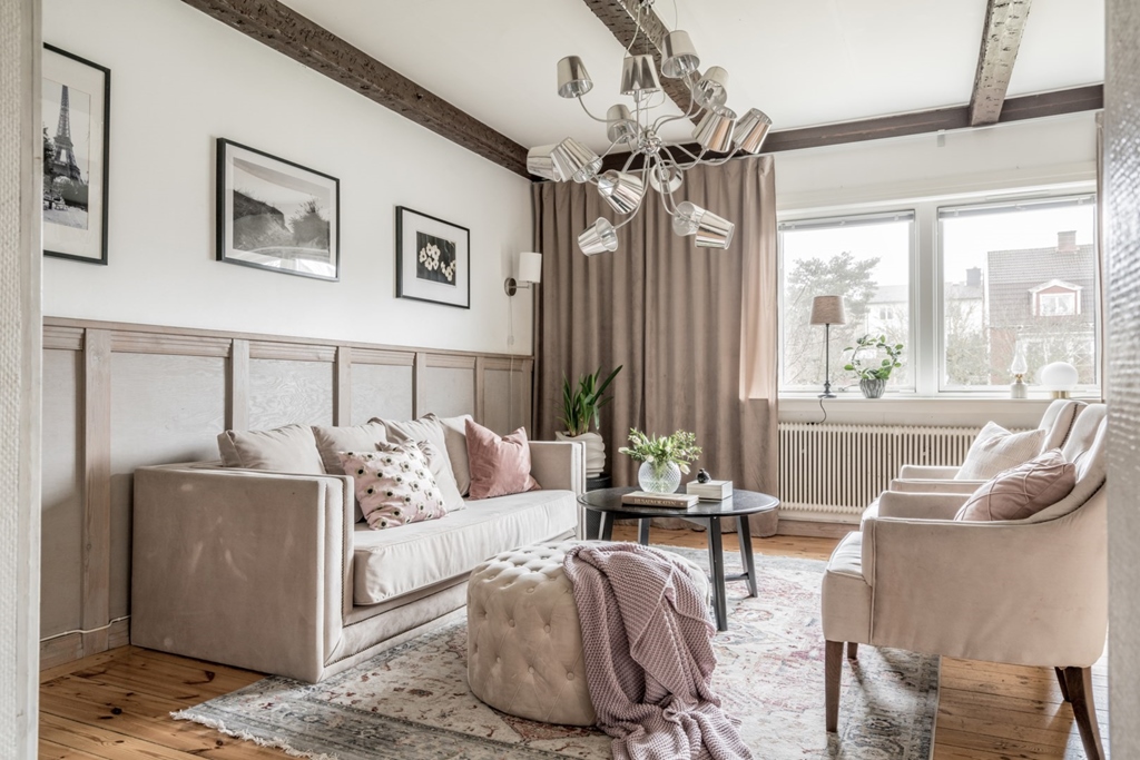 vardagsrum med två soffor, en sittpuff och en vardagsrumslampa