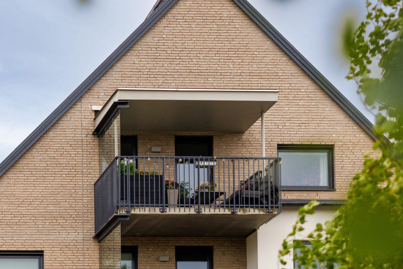 balkong i örebro med utemöbler