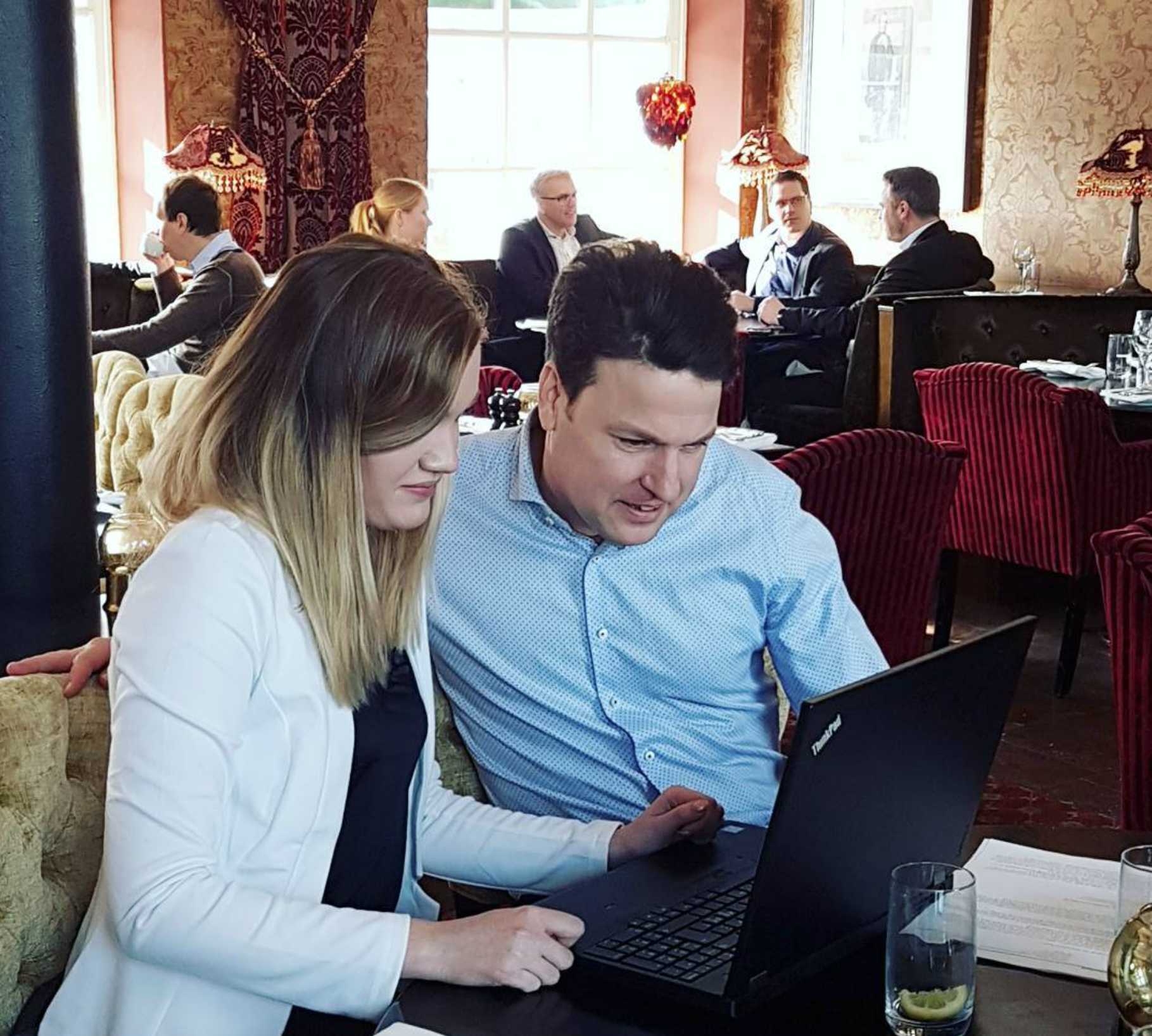 mäklare i arbete, två personer sitter framför en laptop och arbetar