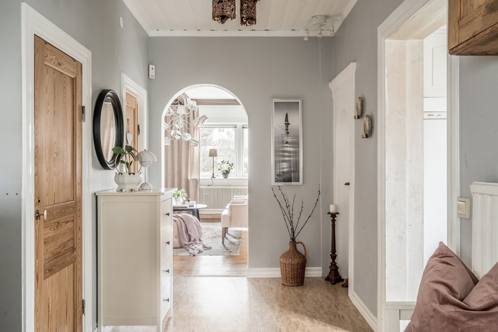 hall i villa med grå tapeter