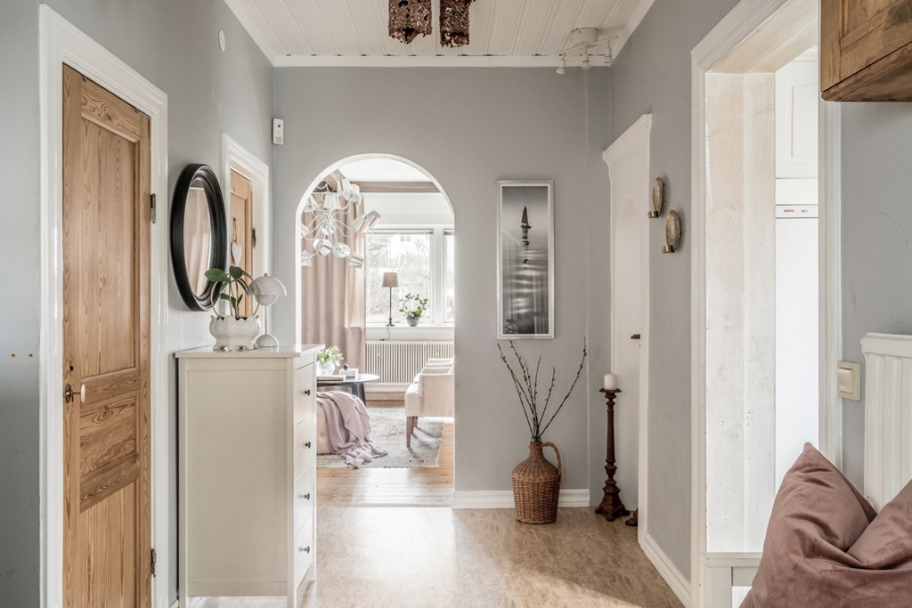 hall i villa med grå tapeter