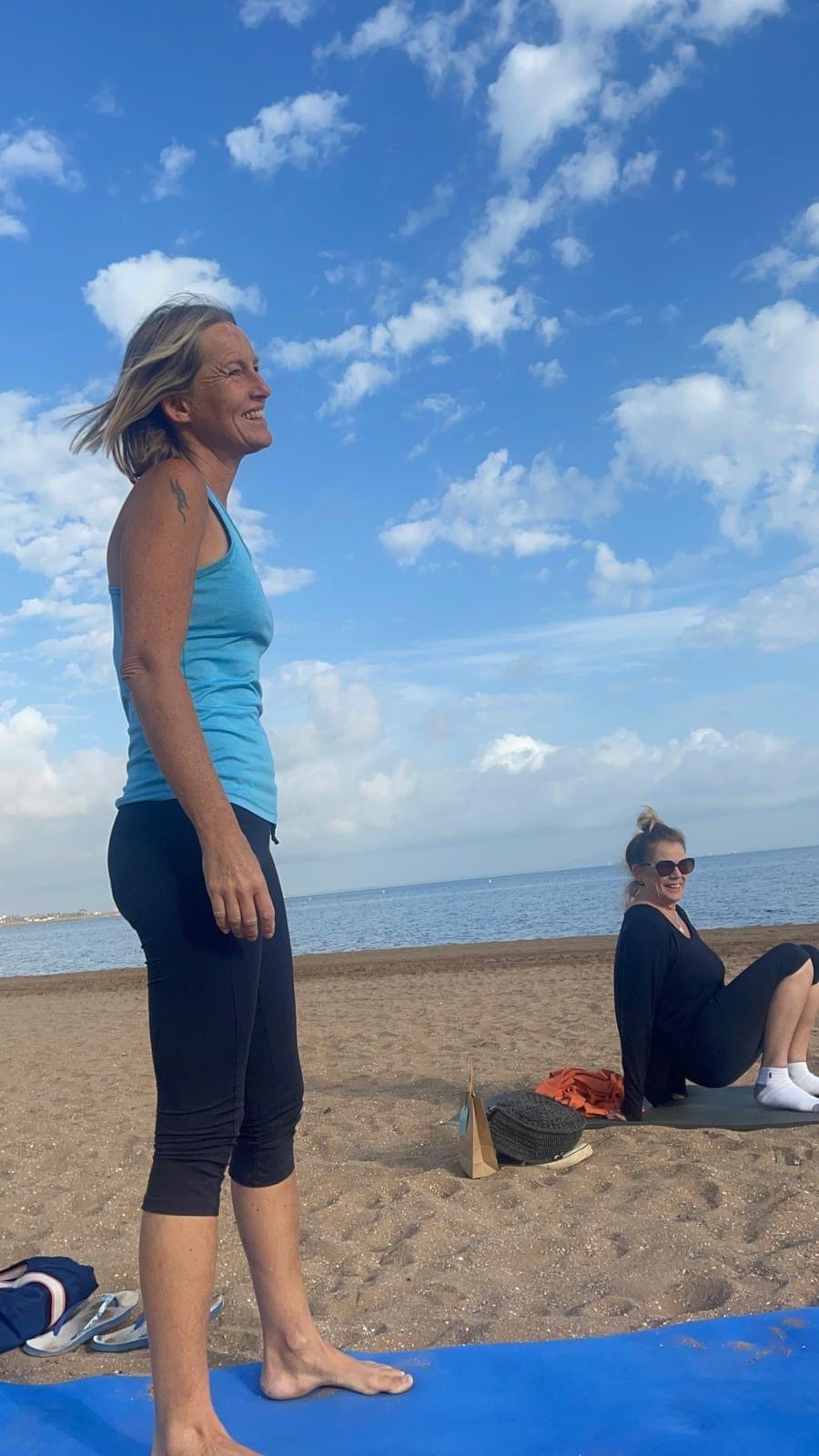 Yoga på stranden i Spanien