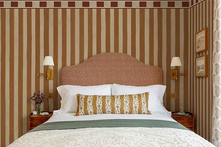 Sovrum med randig vägg