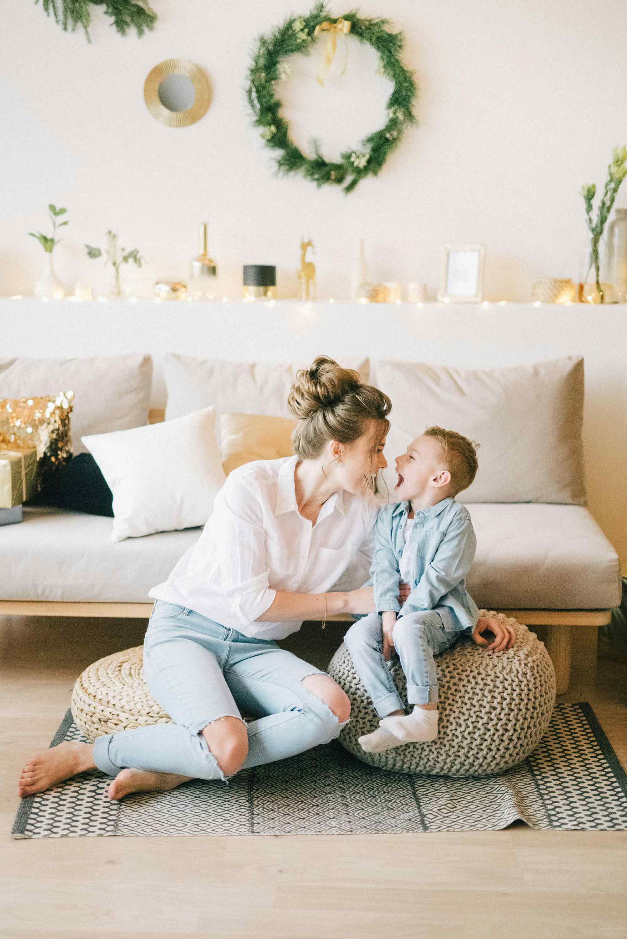 Glad Kvinna och barn i ett vardagsrum