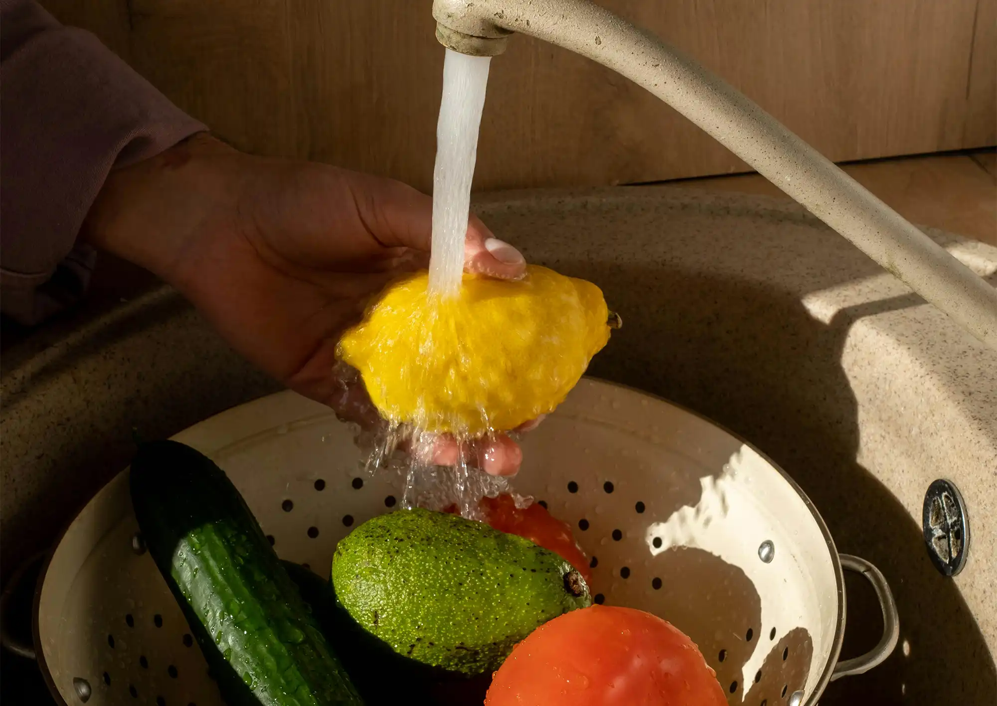 Sköljer frukt och grönsaker